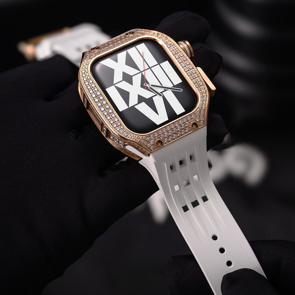 Boîtier Apple Watch luxe en titane doré avec strass brillants, bracelet silicone blanc perforé, design moderne Sultan.