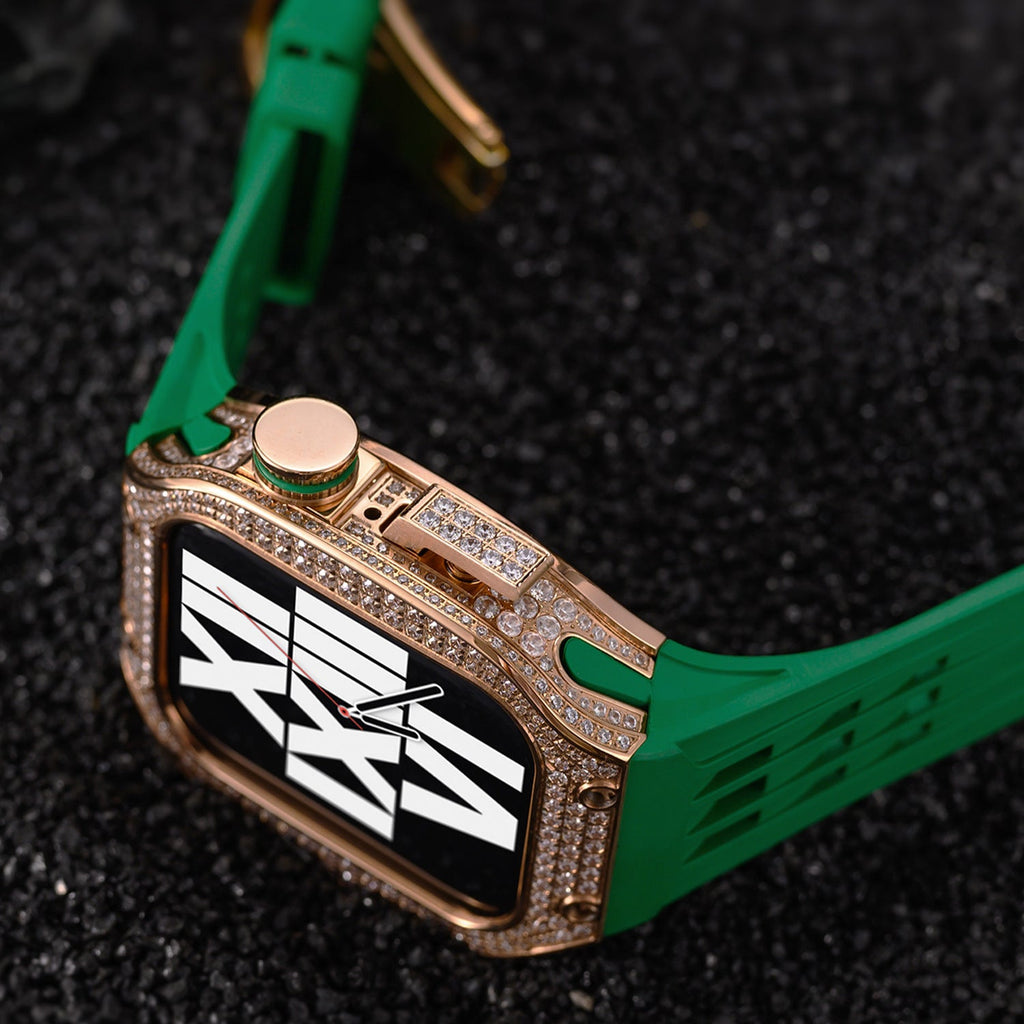 Boîtier en titane doré serti de strass avec bracelet silicone vert et boucle dorée pour Apple Watch.