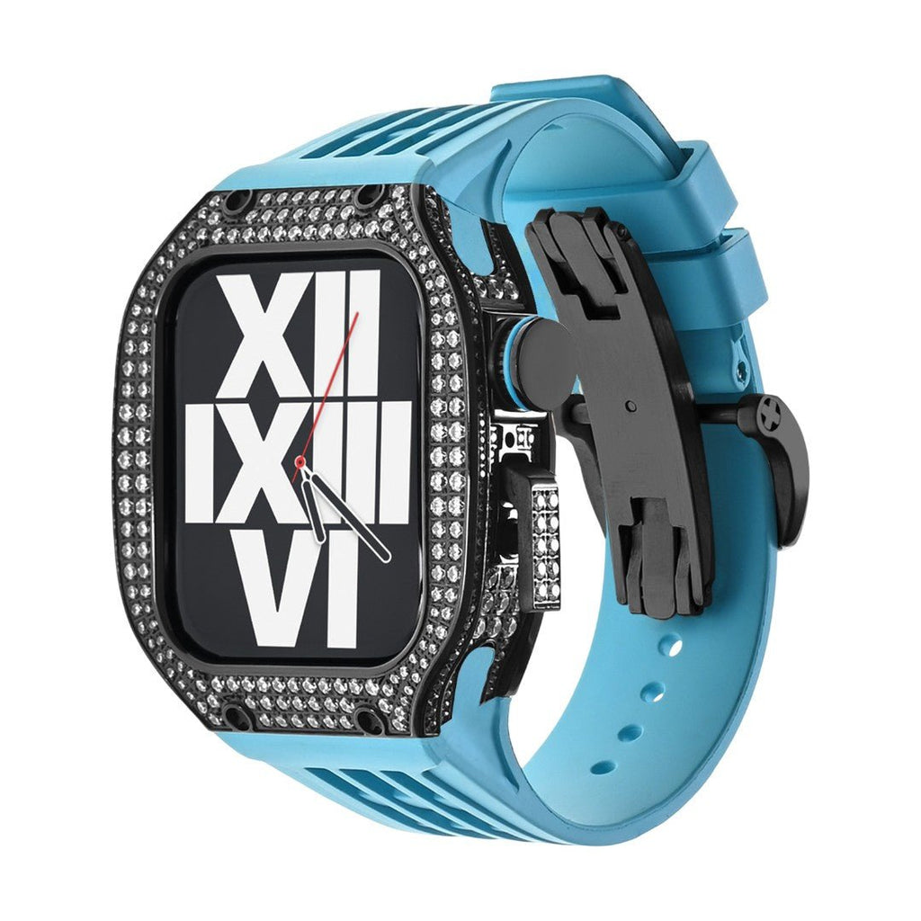 Boîtier Apple Watch en titane noir serti de strass, bracelet silicone bleu turquoise, design moderne élégant.
