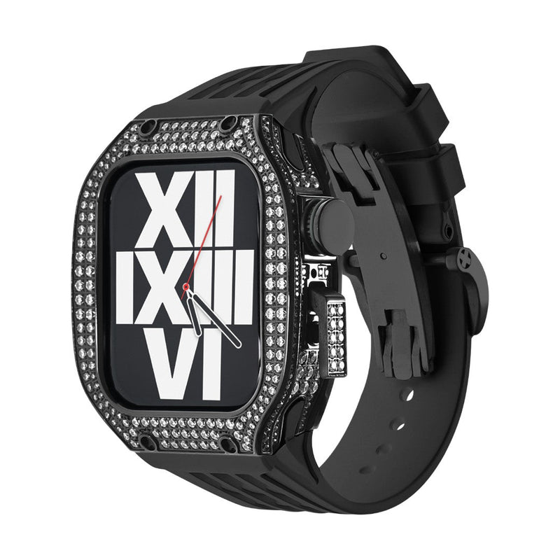 Boîtier Apple Watch en titane noir serti de strass, bracelet silicone noir intégré, design moderne et élégant.