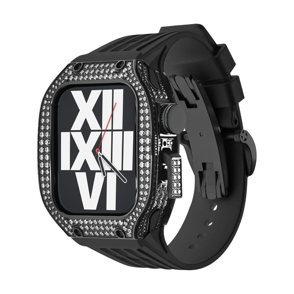 Boîtier Apple Watch en titane noir serti de strass, bracelet silicone noir intégré, design moderne et élégant.