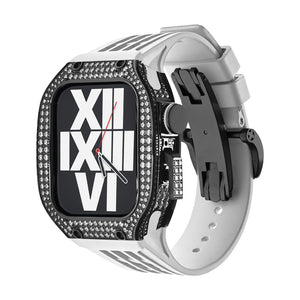 Boîtier titane noir serti de strass avec bracelet silicone blanc, design moderne pour Apple Watch.