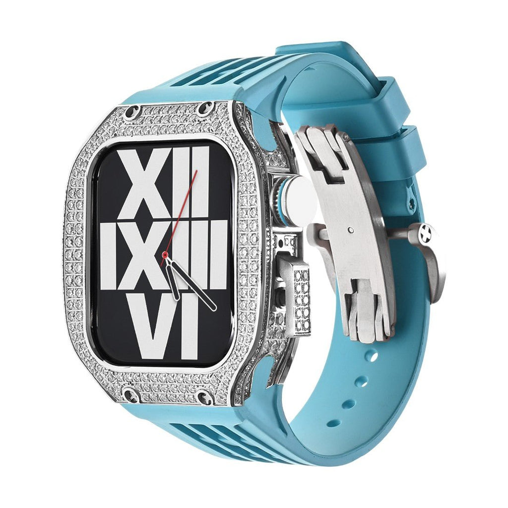 Boîtier en titane argenté orné de strass, écran carré Apple Watch, bracelet silicone turquoise intégré, fermoir métallique.