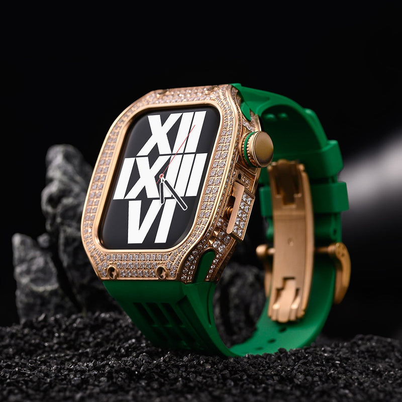 Boîtier carré en titane doré serti de strass avec bracelet silicone vert et cadran numérique blanc et noir.
