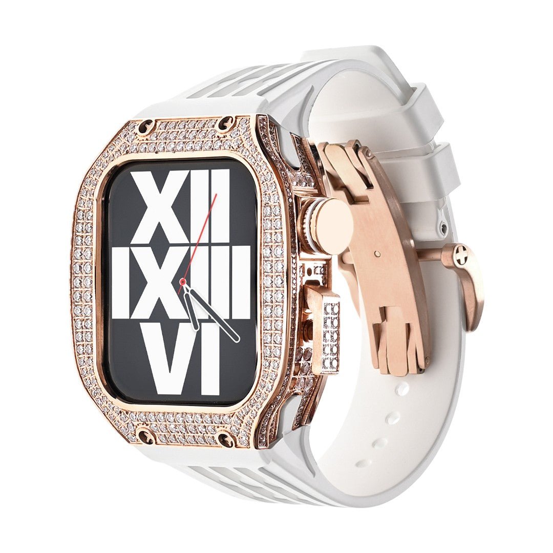 Boîtier en titane doré orné de strass avec bracelet silicone blanc et design moderne pour Apple Watch.