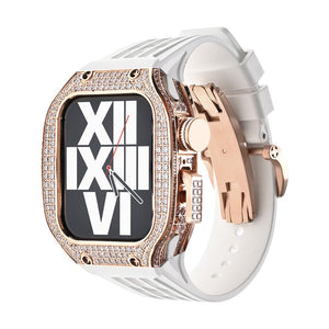 Boîtier en titane doré orné de strass avec bracelet silicone blanc et design moderne pour Apple Watch.