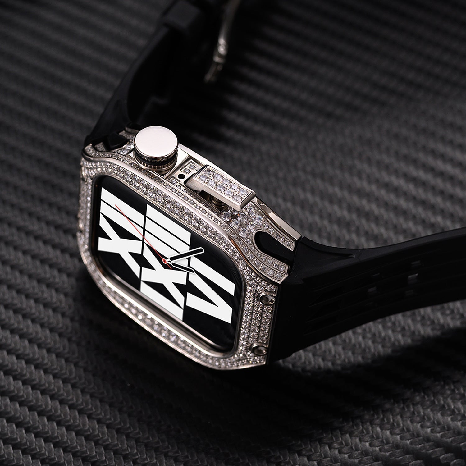 Boîtier de montre Apple Watch en titane argenté serti de strass, bracelet silicone noir intégré, design moderne et élégant.