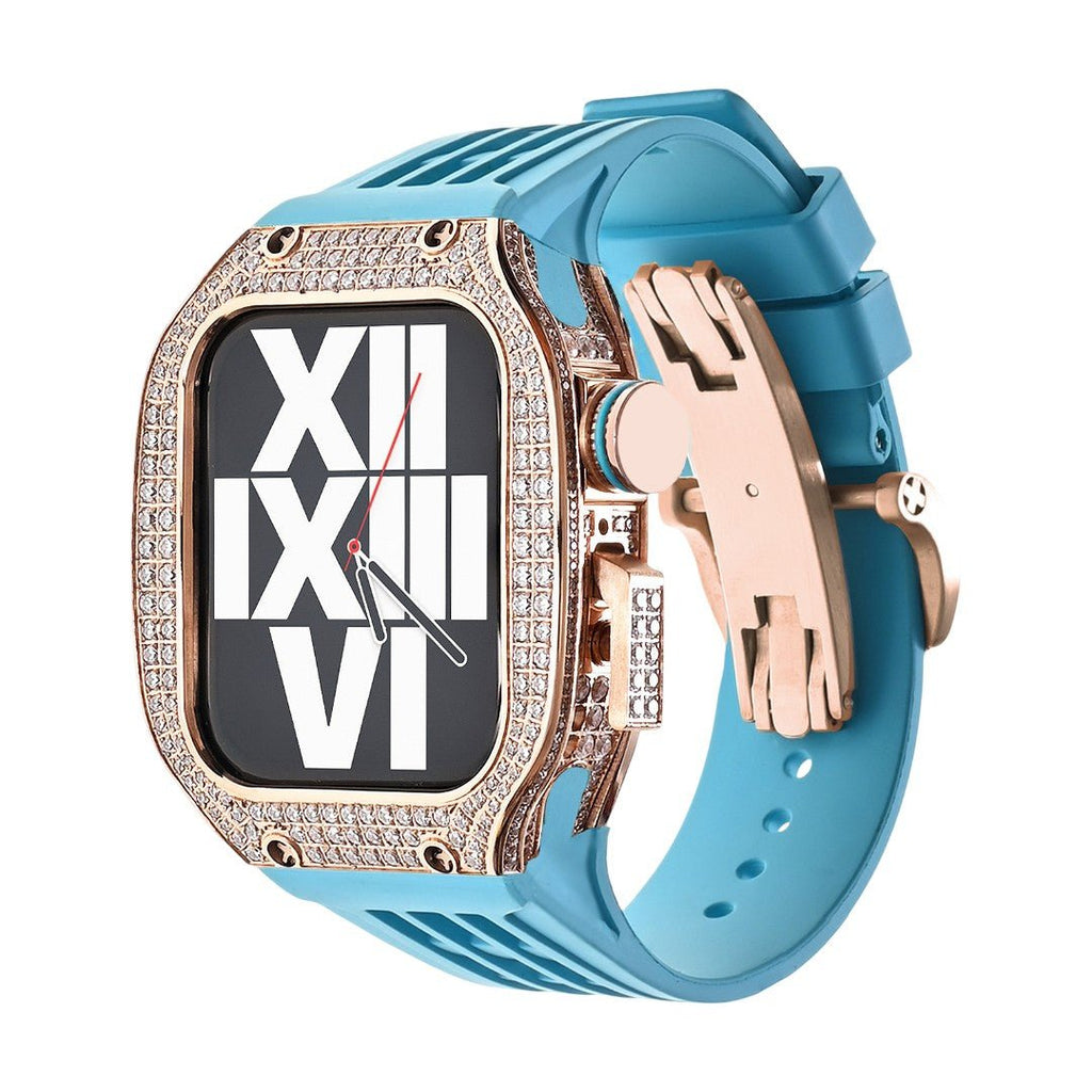 Boîtier luxe en titane doré serti de strass, bracelet silicone bleu clair, design moderne pour Apple Watch.