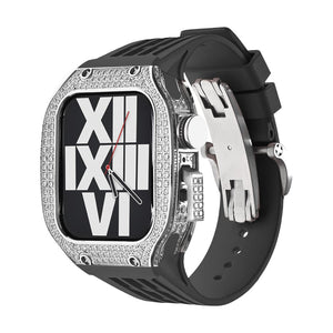 Boîtier rectangulaire en titane argent serti de strass, bracelet silicone noir intégré, design moderne.