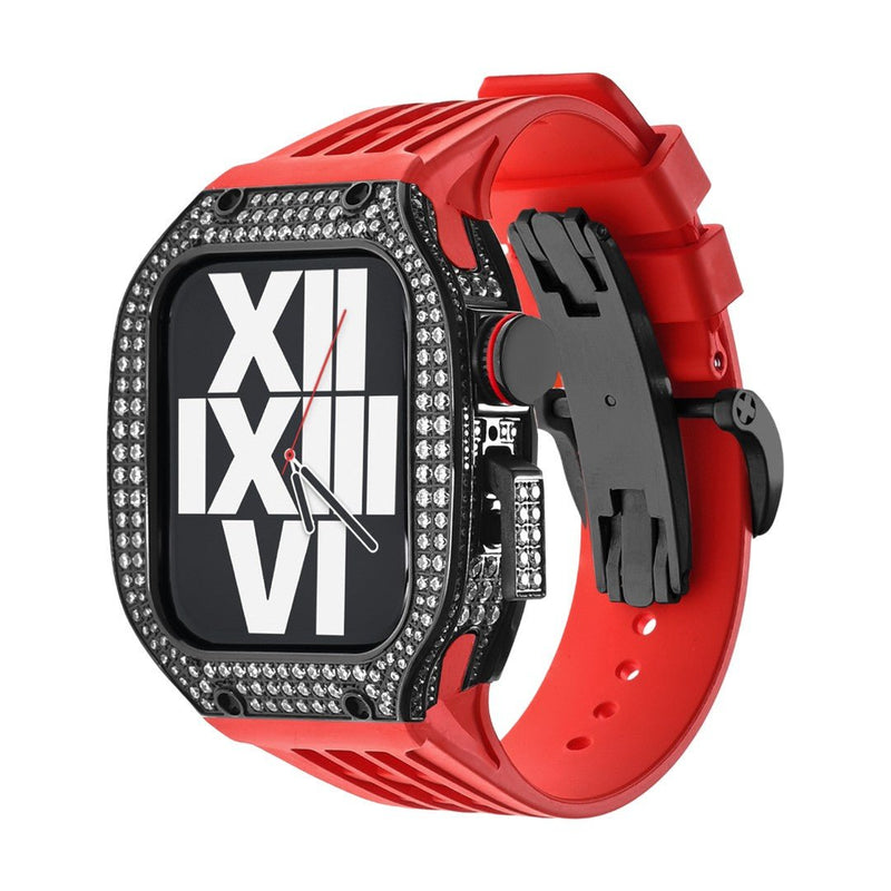 Boîtier Apple Watch en titane noir serti de strass, bracelet silicone rouge moderne et large.