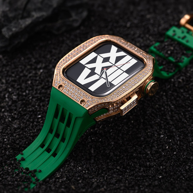Boîtier Apple Watch en titane doré serti de strass, bracelet silicone vert rainuré, design moderne.