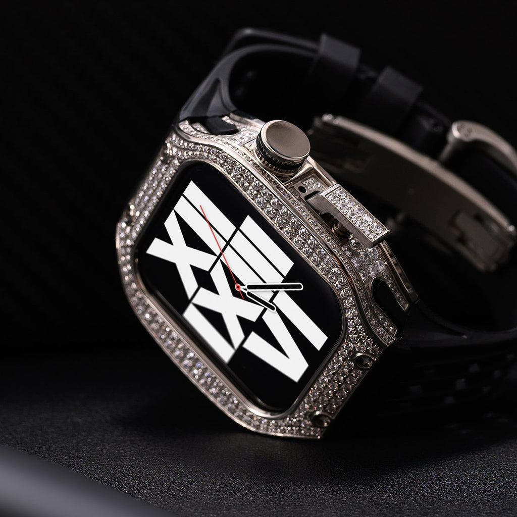 Boîtier en titane argenté serti de strass pour Apple Watch, bracelet silicone noir intégré, style moderne et élégant.
