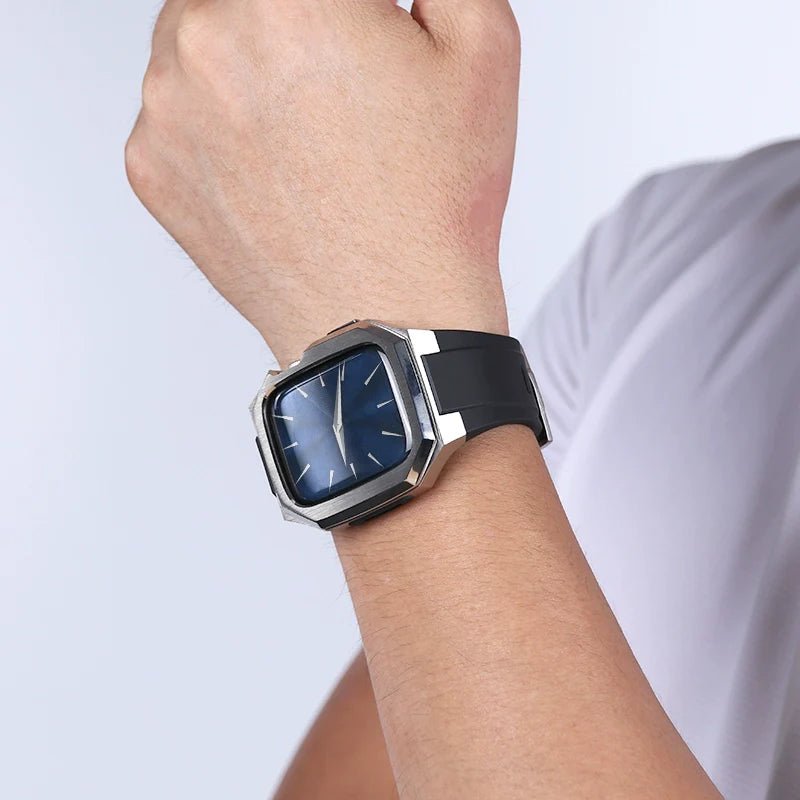 Boîtier renforcé acier inoxydable angulaire pour Apple Watch avec bracelet sport noir en fluororubber.