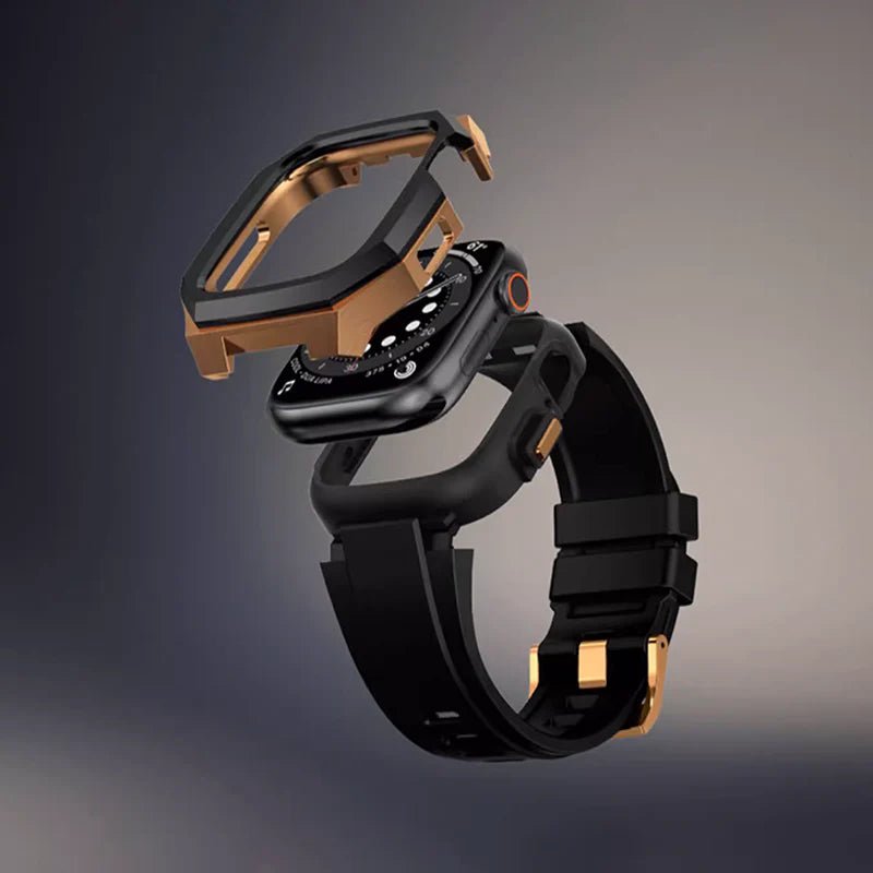 Boîtier renforcé angulaire en acier inoxydable noir et or avec bracelet sport noir en fluoroélastomère pour Apple Watch.