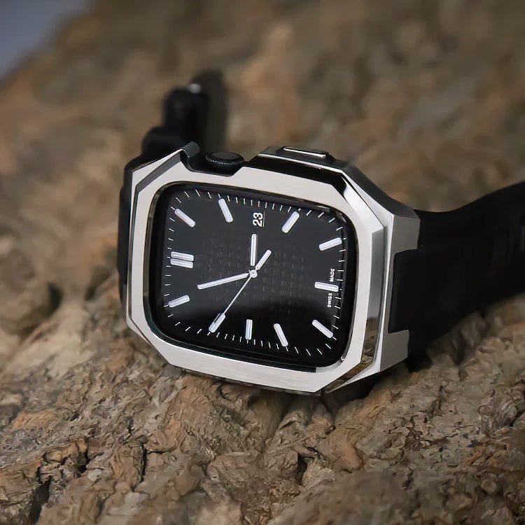 Boîtier Apple Watch angulaire en acier inoxydable brossé avec bracelet sport noir en fluororubber.