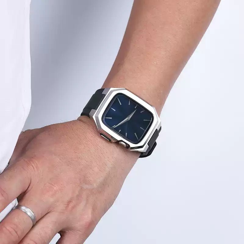 Montre Apple Watch avec boîtier angulaire en acier inoxydable et bracelet sport noir en fluororubber.