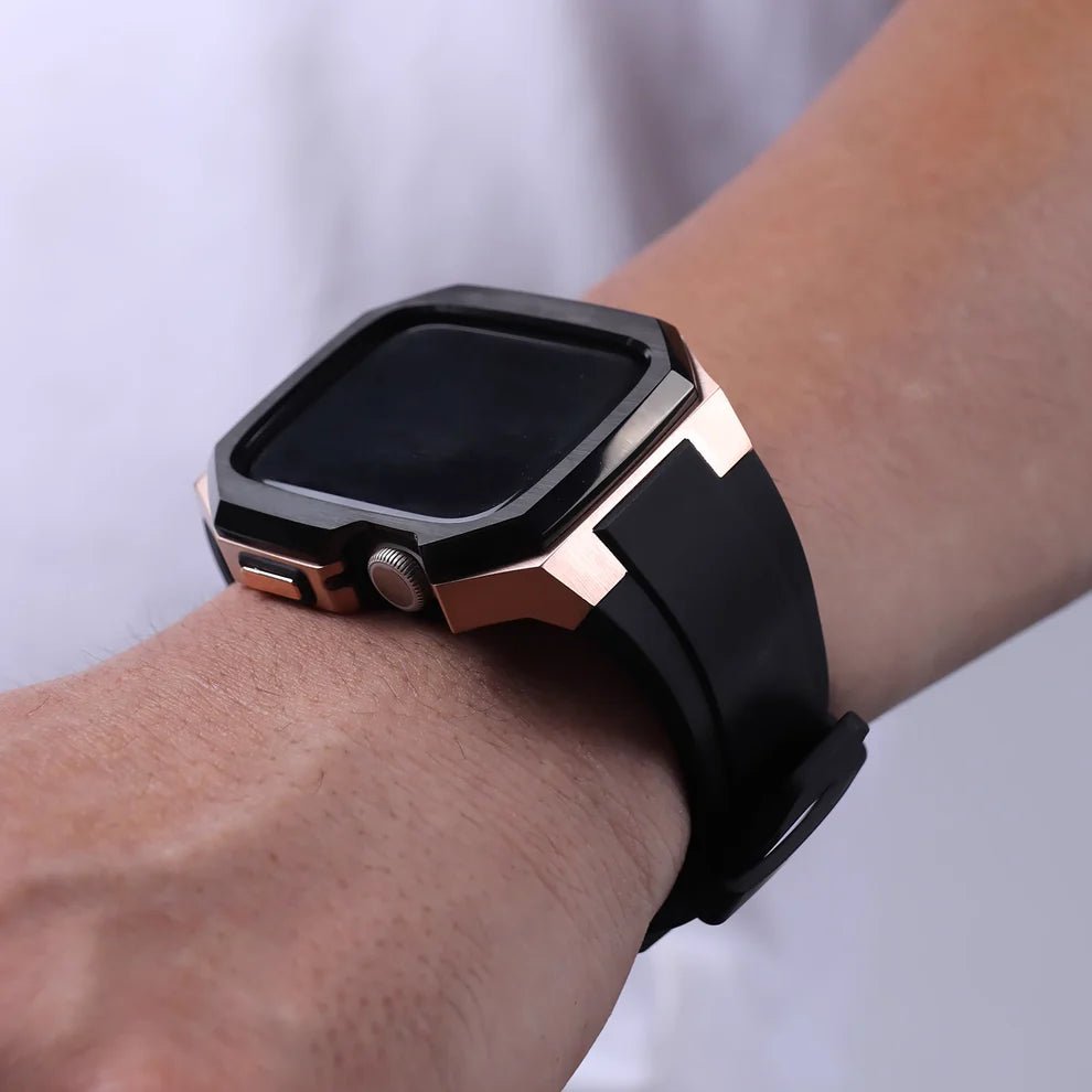 Boîtier Apple Watch renforcé en acier inoxydable argenté angulaire avec bracelet sport noir en fluororubber.