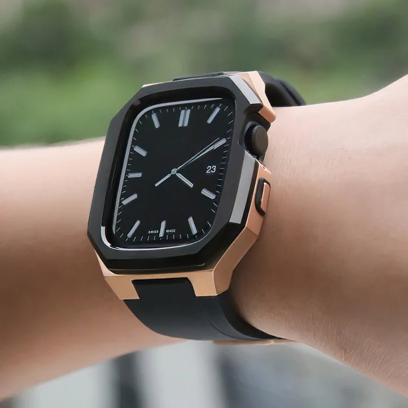 Boîtier renforcé angulaire en acier inoxydable doré avec bracelet sport noir en fluororubber pour Apple Watch.