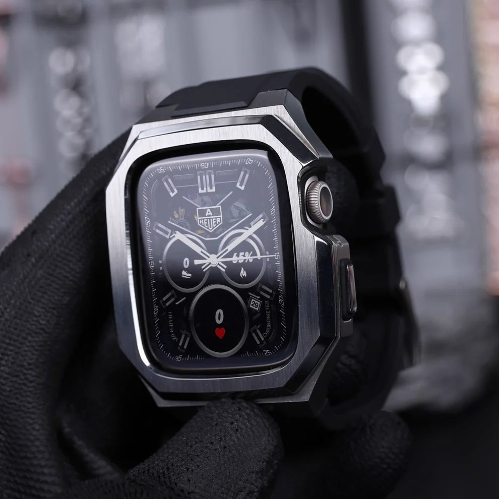 Boîtier en acier inoxydable angulaire argenté pour Apple Watch avec bracelet sport noir en fluororubber.