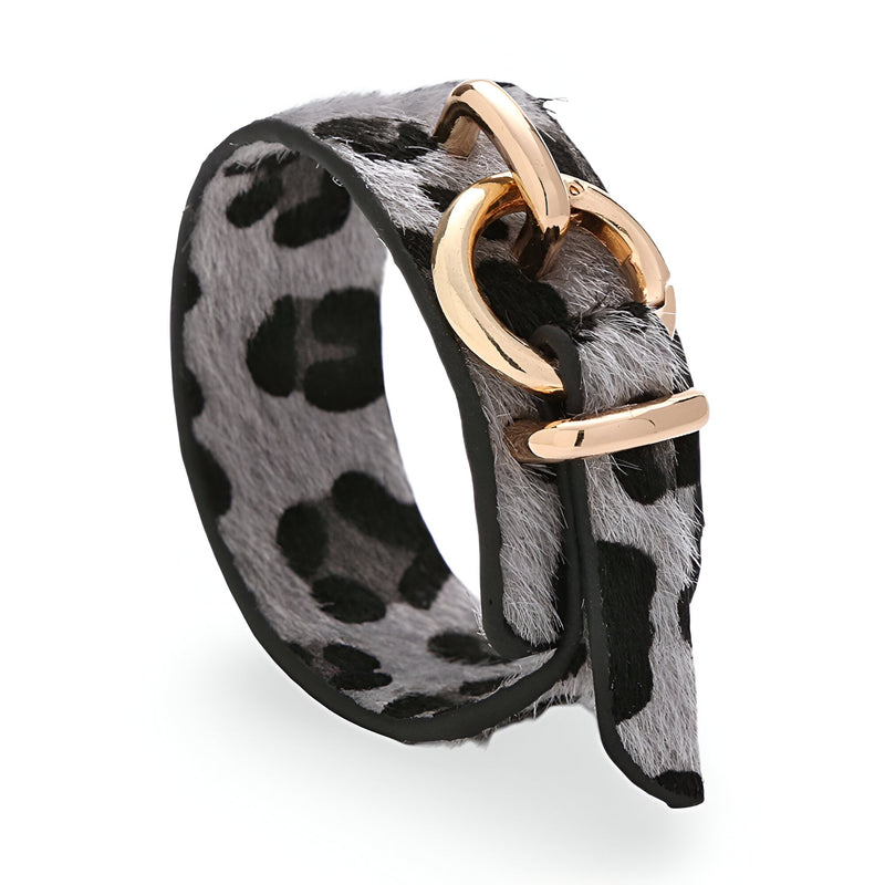 Bracelet en cuir effet léopard gris et noir avec boucle dorée élégante.