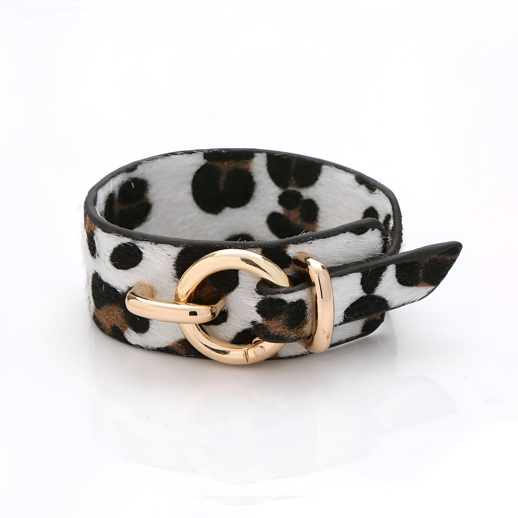 Bracelet femme en cuir imprimé léopard beige et noir avec boucle dorée ovale.