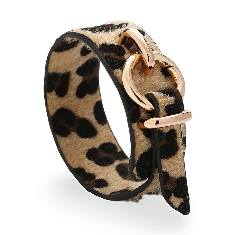 Bracelet femme style léopard en cuir beige avec boucle dorée élégante.