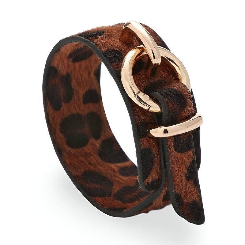 Bracelet pour femme en cuir motif léopard brun avec boucle dorée élégante.