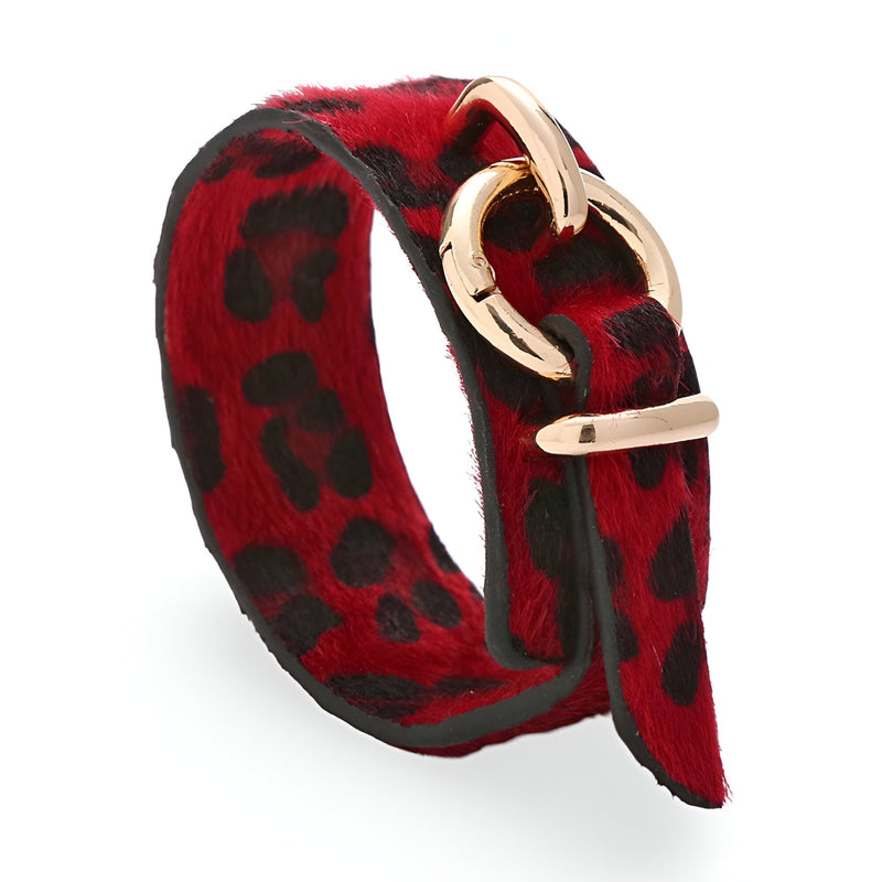 Bracelet femme en cuir rouge imprimé léopard noir avec boucle dorée élégante.