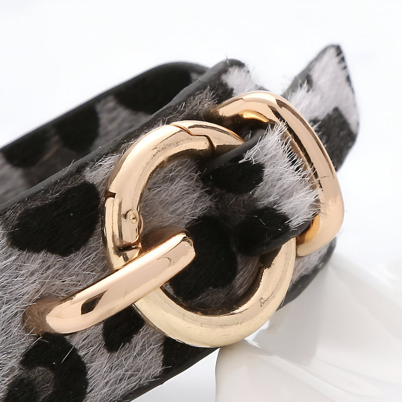 Bracelet femme en cuir imprimé léopard gris avec boucle ronde dorée brillante.