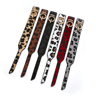 Bracelets femmes à boucle en cuir avec motif léopard, couleurs beige, café, noir, blanc, rouge et gris.