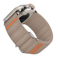 Bracelet tactique en nylon beige clair avec surpiqûres orange pour Apple Watch.