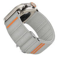 Bracelet à boucle en nylon gris clair avec détail orange pour Apple Watch, style tactique et ajustable.