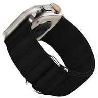 Bracelet en nylon noir à boucle ajustable pour Apple Watch, style tactique et sécurisé.