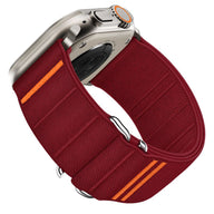 Bracelet nylon rouge foncé style tactique avec boucle métallique argentée et détails orange pour Apple Watch.