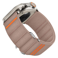 Bracelet nylon taupe à boucle orange, style tactique ajustable pour Apple Watch.