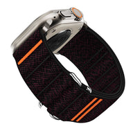 Bracelet nylon noir avec lignes orange, boucle ajustable, style tactique pour Apple Watch.