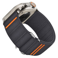 Bracelet tactique en nylon noir avec bandes orange et boucle ajustable pour Apple Watch.