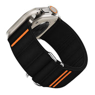 Bracelet nylon noir avec double ligne orange, boucle tactique ajustable pour Apple Watch.