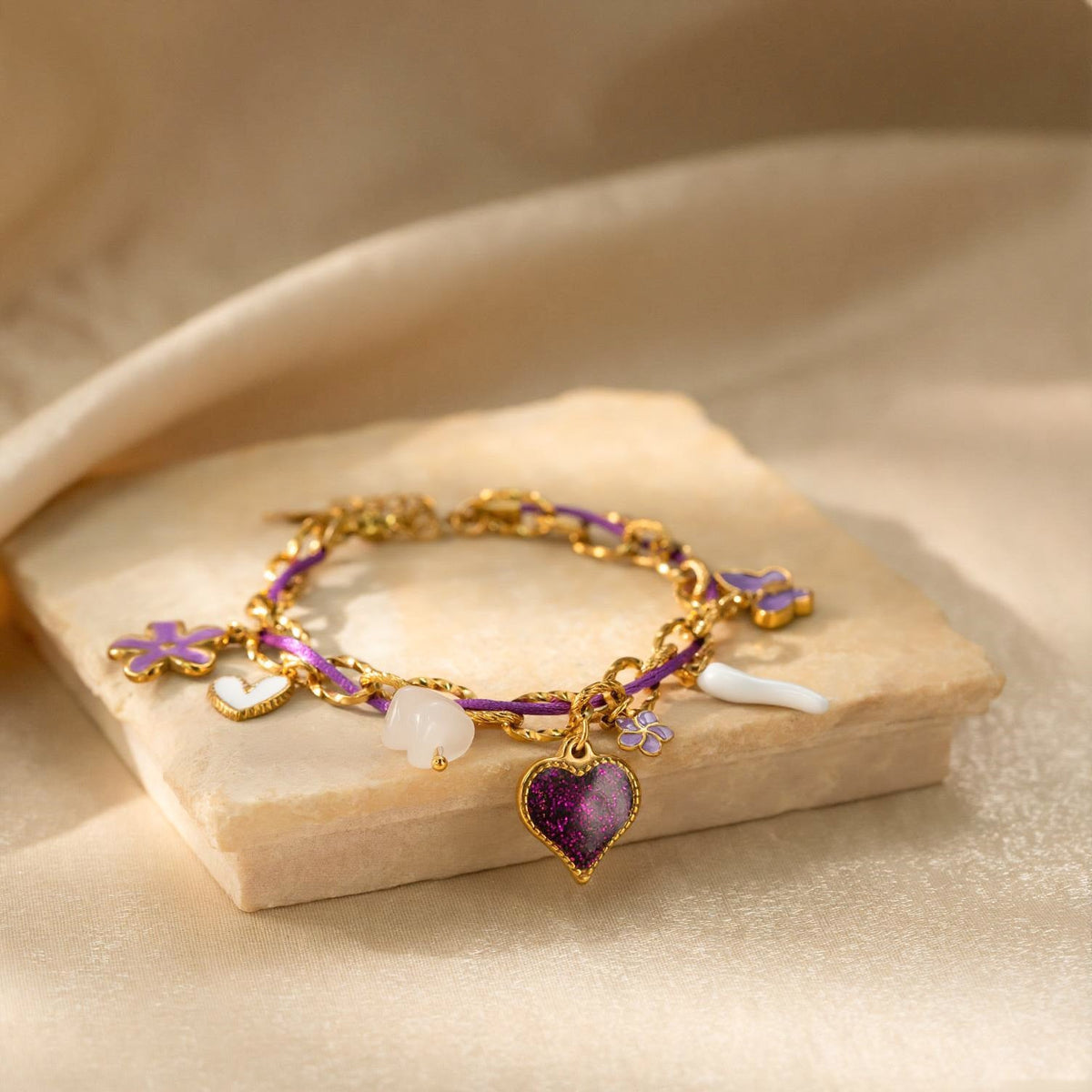 Bracelet à charms ajustable, chaîne dorée et cordon nylon violet, cœur pailleté, fleurs et papillons émaillés, modèle Neyma