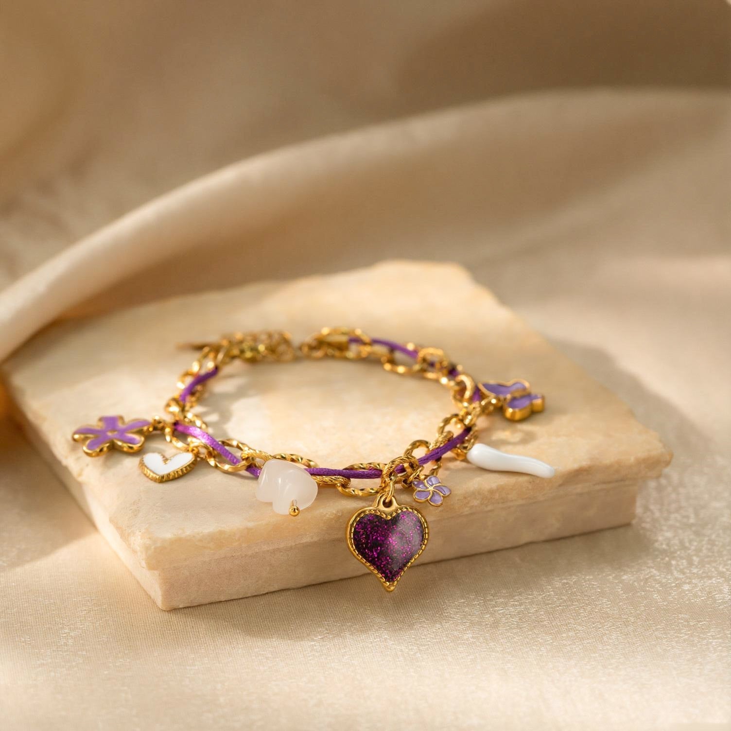 Bracelet à charms ajustable, chaîne dorée et cordon nylon violet, cœur pailleté, fleurs et papillons émaillés, modèle Neyma