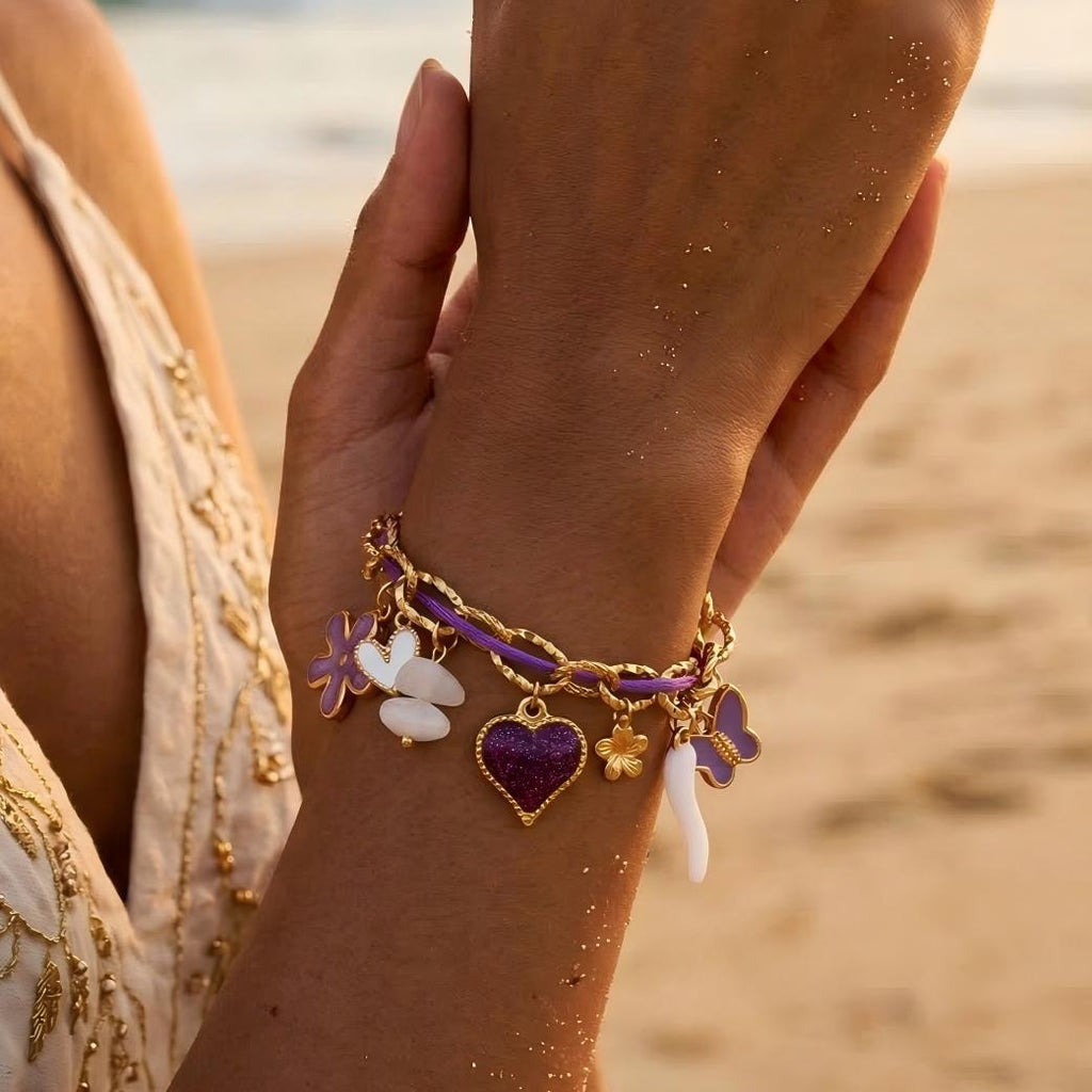 Bracelet à charms ajustable, chaîne dorée et cordon nylon violet, cœur pailleté, fleurs et papillons émaillés, modèle Neyma