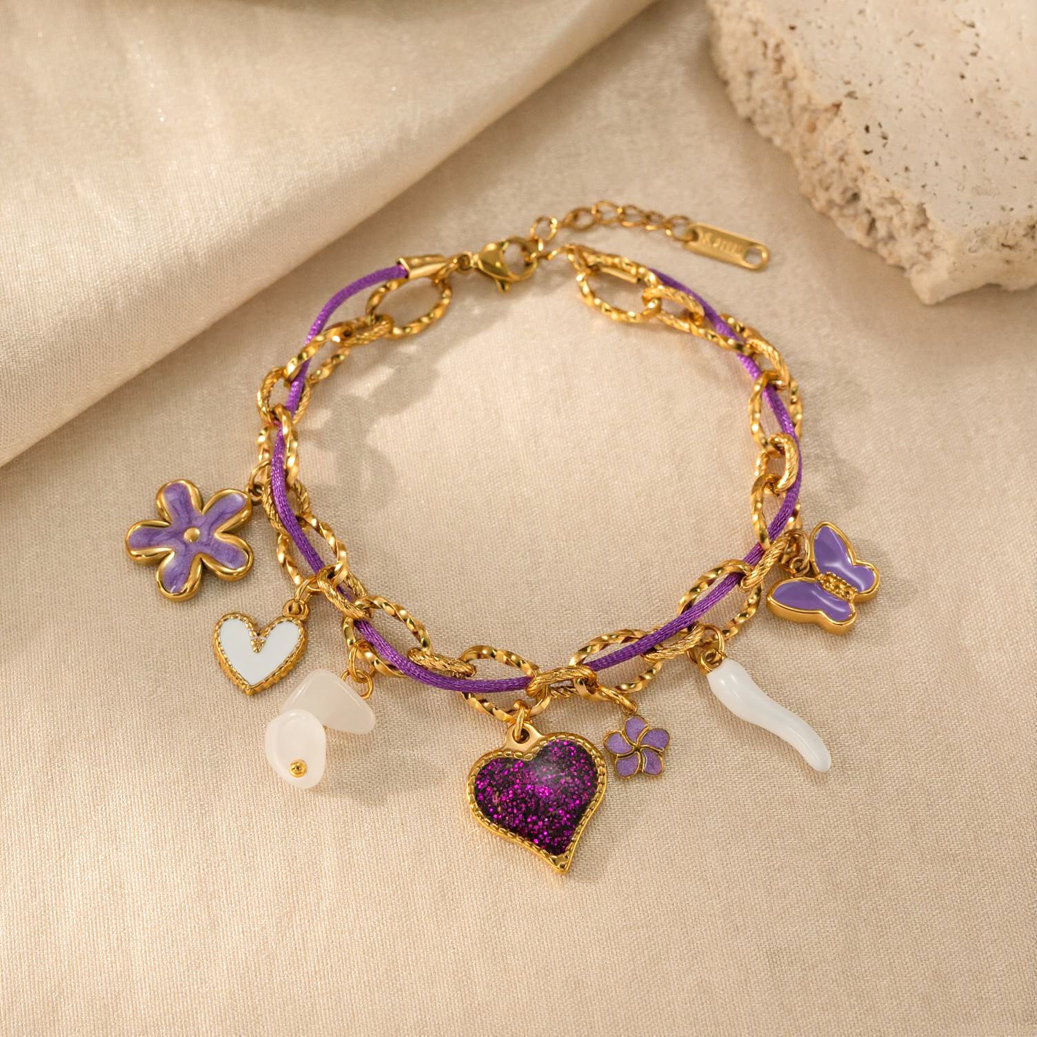 Bracelet à charms ajustable, chaîne dorée et cordon nylon violet, cœur pailleté, fleurs et papillons émaillés, modèle Neyma