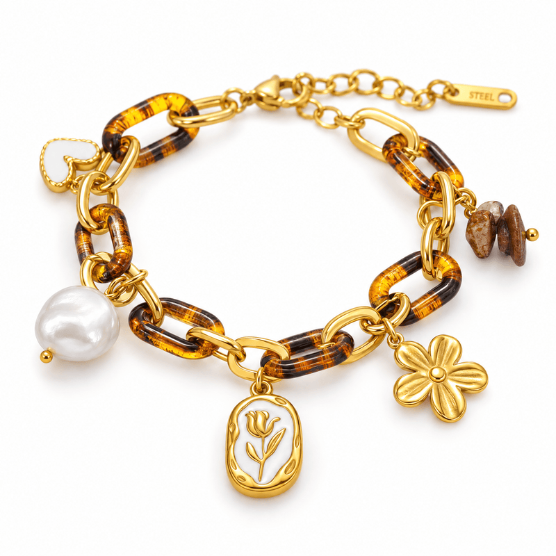 Bracelet Cladia doré posé de face sur fond blanc