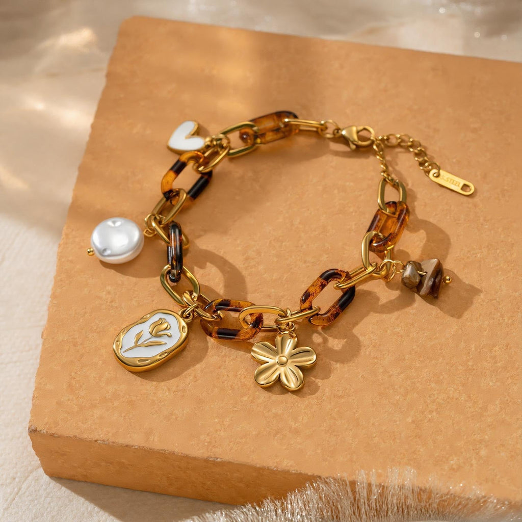 Bracelet à charms doré, maillons acrylique effet écaille, perle baroque, médaillon tulipe émail blanc, fleur dorée, acier inoxydable, ajustable, modèle Cladia