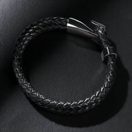 Bracelet homme noir en cuir tressé avec fermeture crochet en acier inoxydable brillant.