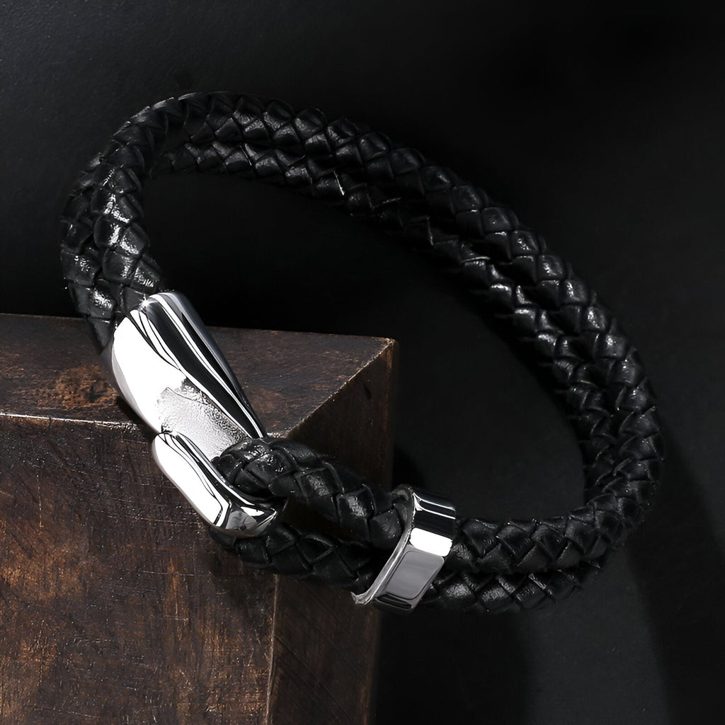 Bracelet homme en cuir noir tressé avec fermoir crochet en acier inoxydable poli.