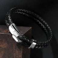 Bracelet homme en cuir noir tressé avec fermoir crochet en acier inoxydable poli.