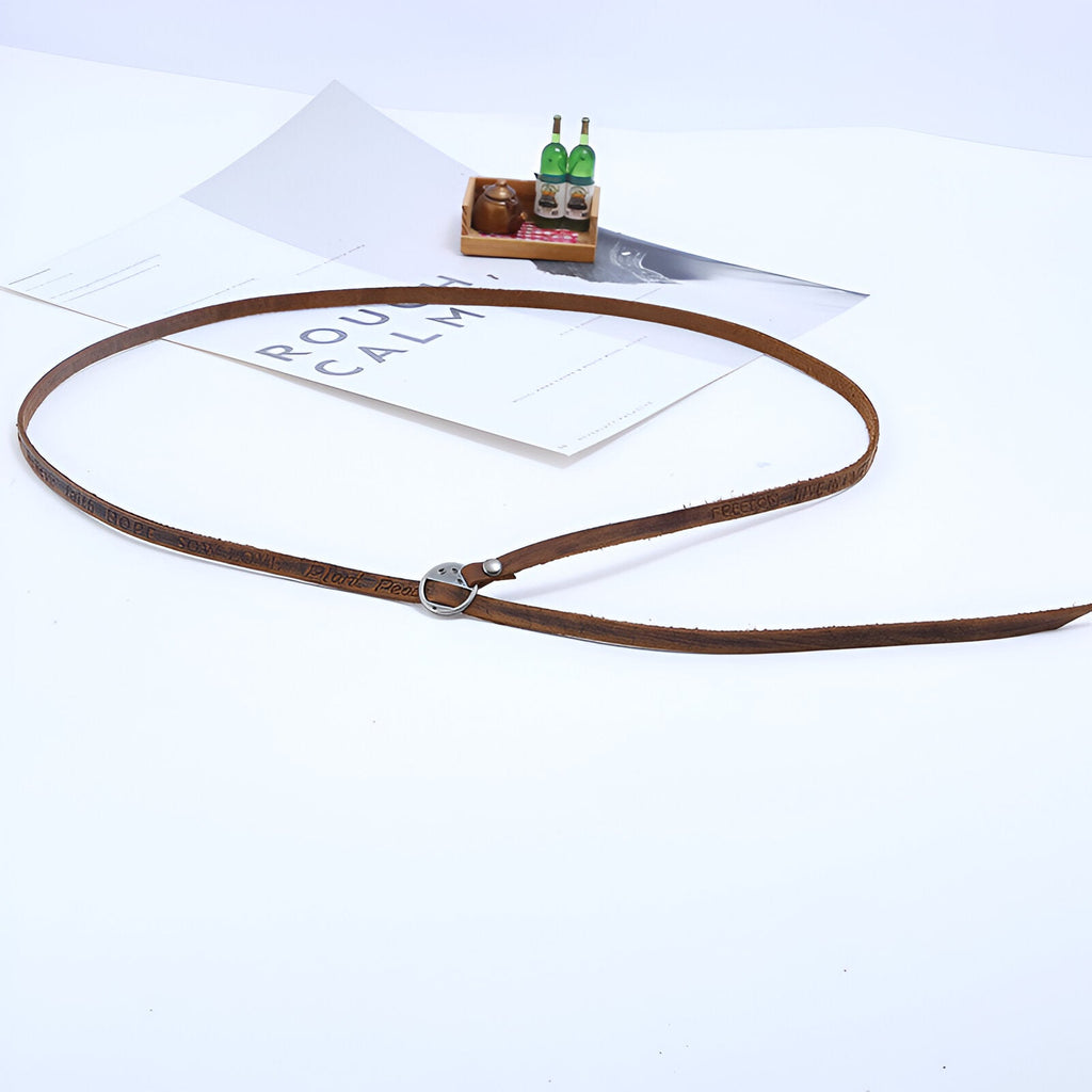 Bracelet à enrouler en cuir marron avec boucle métallique argentée, style vintage pour homme.