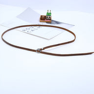 Bracelet à enrouler en cuir marron avec boucle métallique argentée, style vintage pour homme.