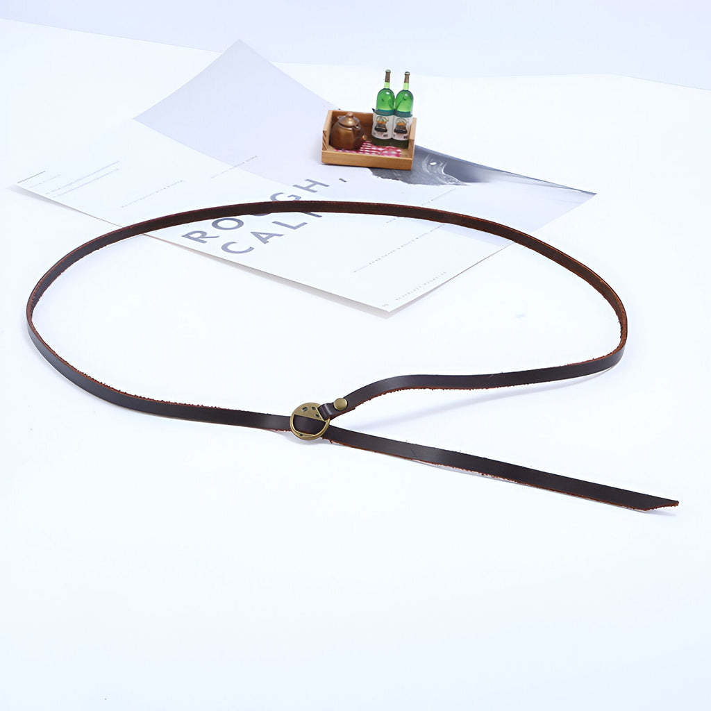 Bracelet à enrouler en cuir marron vintage pour homme avec boucle ronde en métal antique.